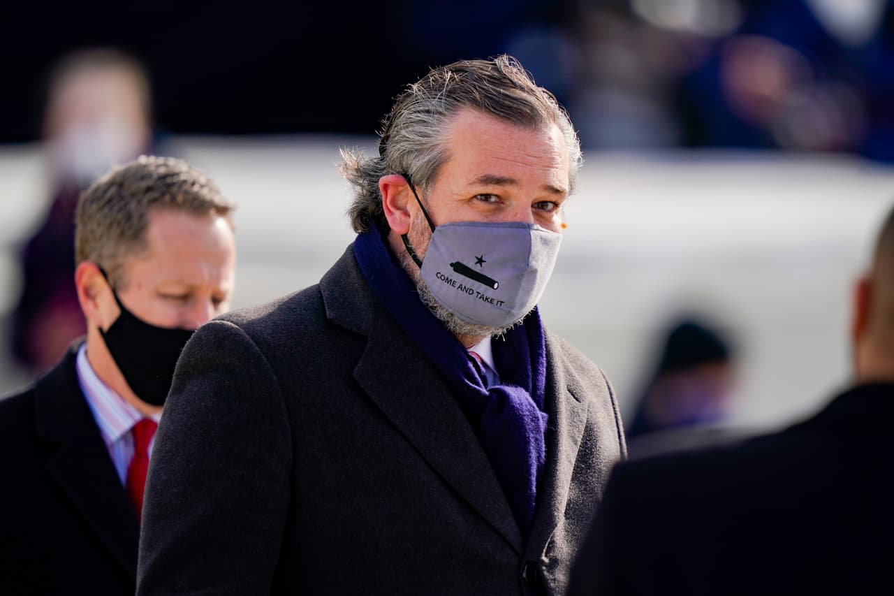 <b>Una presencia incómoda.</b> Ted Cruz, senador republicano por Texas, fue uno de los más elocuentes congresistas que intentó desacreditar la victoria de Joe Biden en el Colegio Electoral, antes de que fuera asaltado el Capitolio el 6 de enero. Llamó la atención su presencia en la toma de posesión del nuevo presidente, luego que insistiera en el infundado fraude electoral promovido por Trump.
<br>