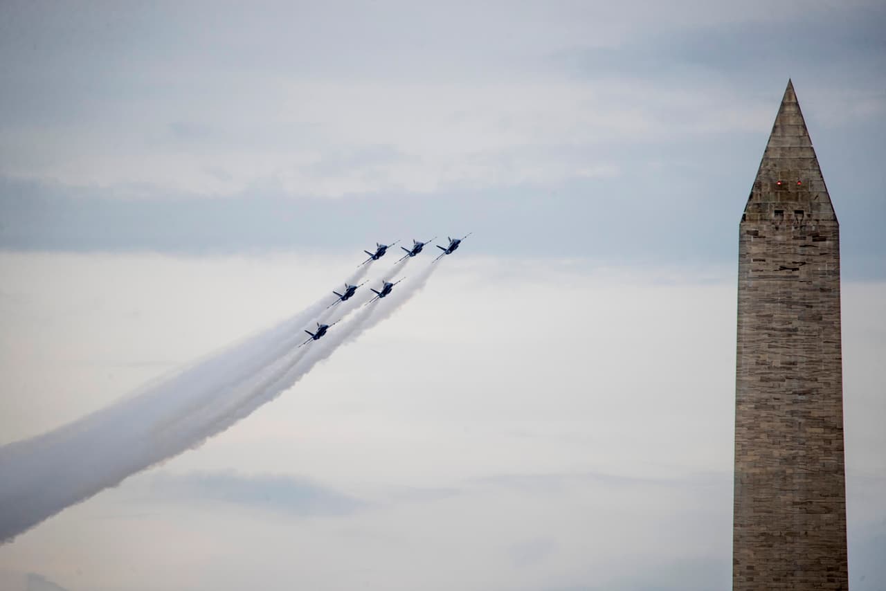 En la imagen, el Washington Monument acompañado por los US Navy Blue Angels, que cerraron la demostración aérea del Día de la Independencia, a pedido de Trump.