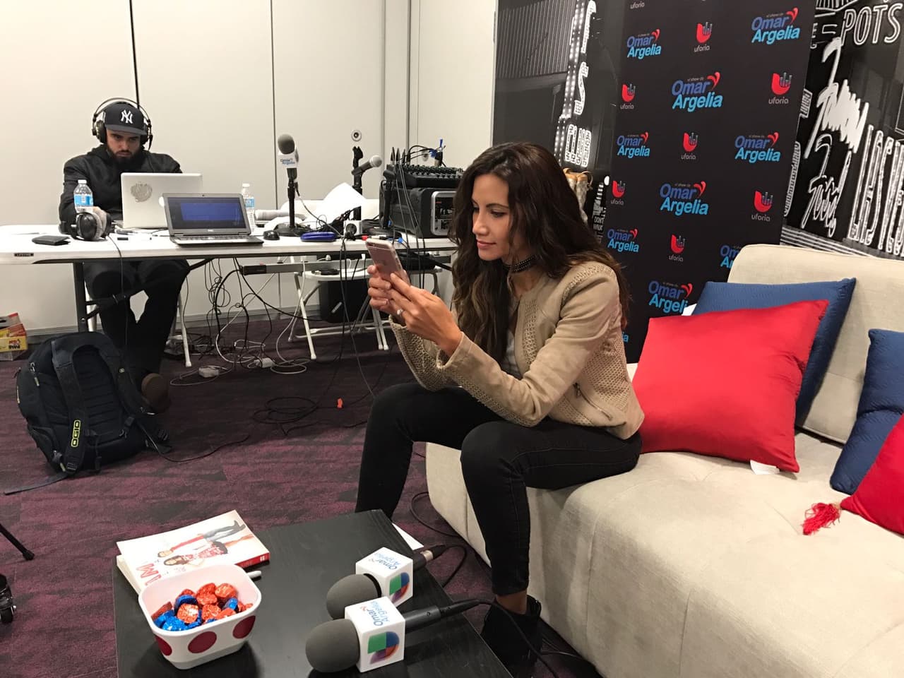 Seguramente, ella está poniendo su experiencia en Snapchat.