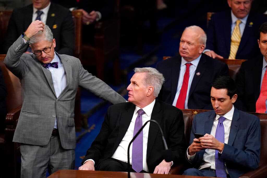 El representante Patrick McHenry, R-N.C., a la izquierda, habla con el representante Kevin McCarthy, republicano por California, mientras escuchan la quinta ronda de votaciones en la cámara el miércoles 4 de enero de 2023.