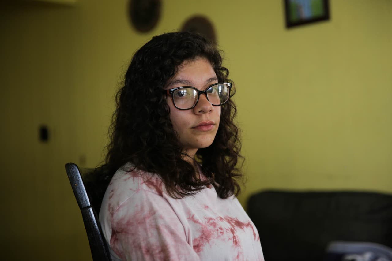 El padrastro de Rosa, de 17 años, fue detenido en la redada. Con su madre y seis hermanos, buscan opciones para que sea liberado.