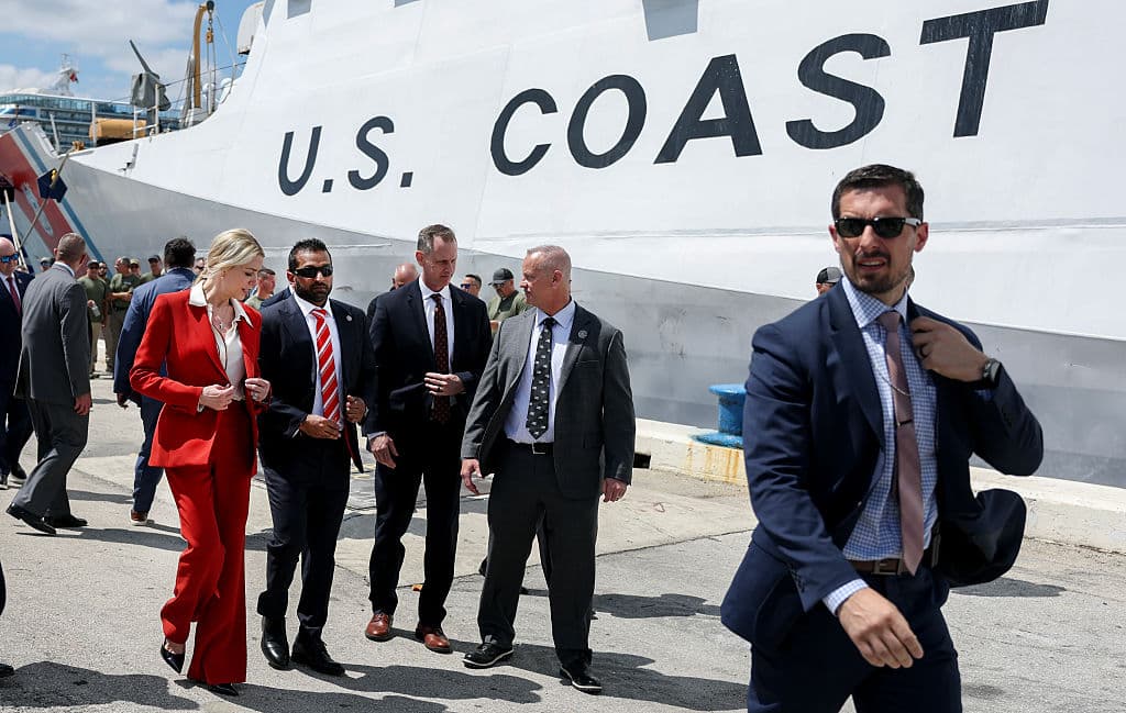 La fiscal Pam Bondi estuvo acompañada de Kash Patel, director del FBI.