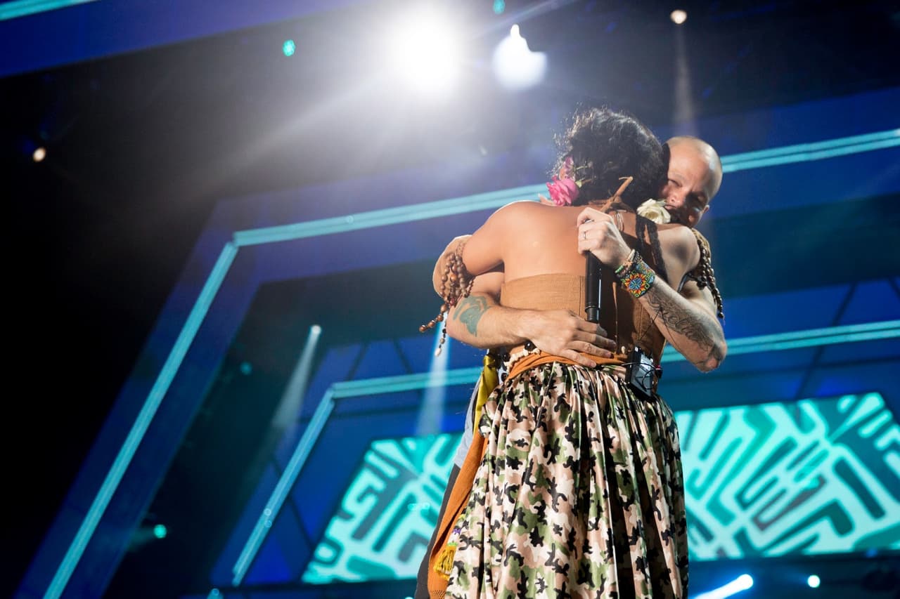 Un abrazo selló el final de este encuentro multicultural encausado en unir a los habitantes de dos países en una sola voz. Foto: David Maris.