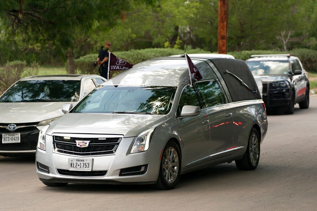 Los funerales y entierros comenzaron este lunes y continuarán hasta mediados de junio.