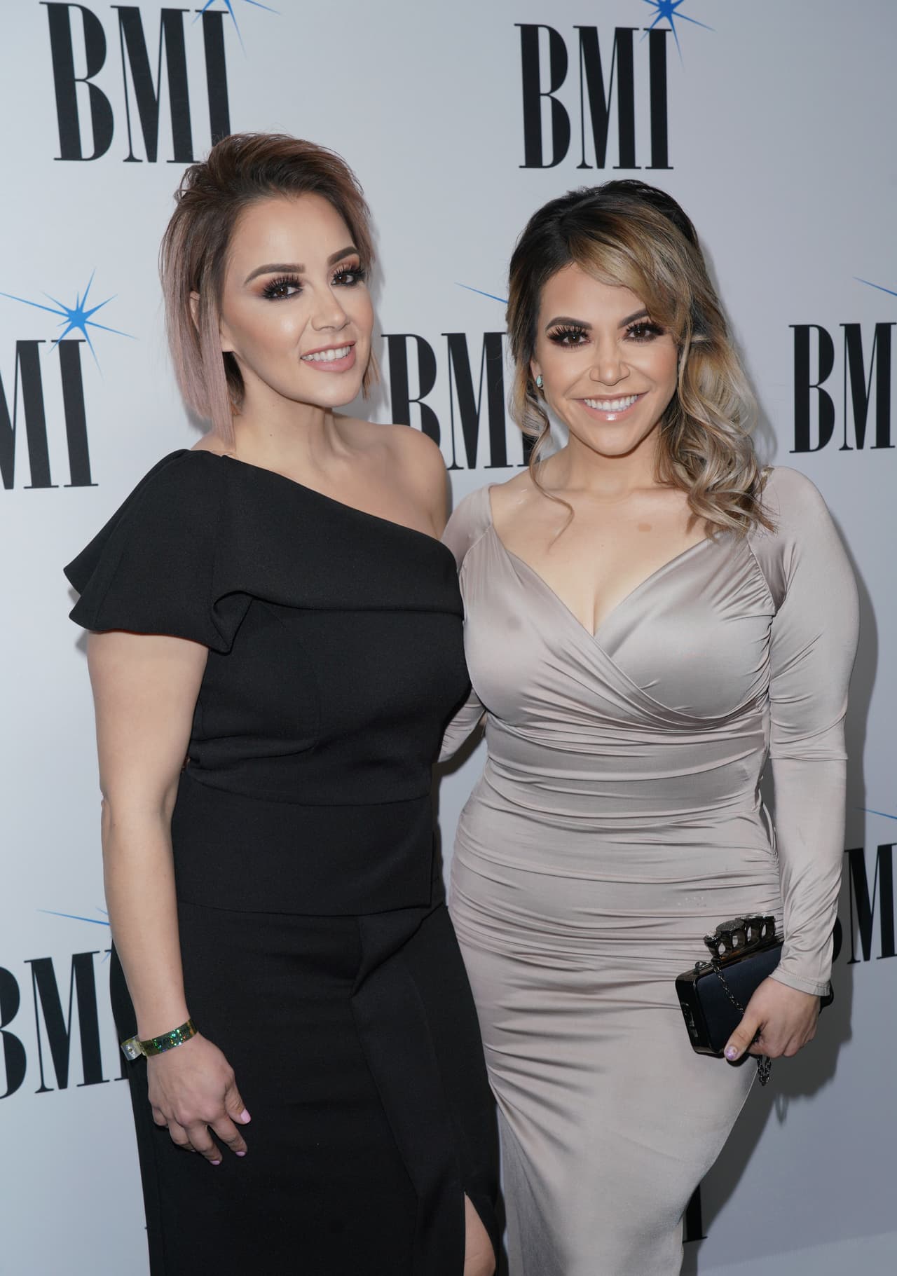 Sin embargo, Rosie Rivera le dijo a su sobrina, que lo mejor es
<b> <a href="https://www.univision.com/radio/raul-brindis/esos-son-chismes-de-senoras-raras-enrique-guzman-sobre-la-bronca-entre-chiquis-y-frida-sofia-video">evitar los conflictos.</a></b>
<br>