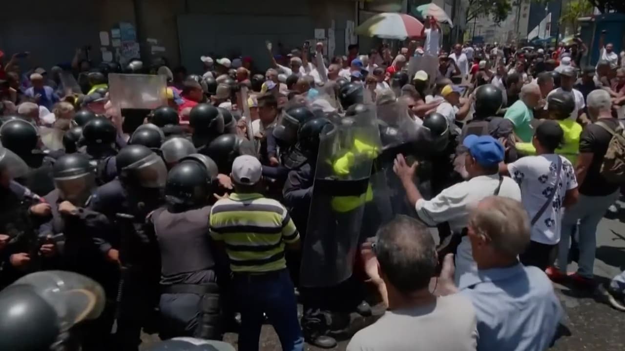 Policía dispersa con gases marcha de trabajadores hacia Miraflores en Caracas, Venezuela