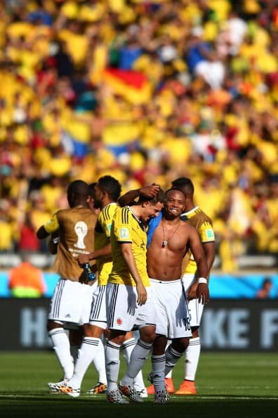 Incluso siguieron cuando terminó la versión reducida que sonó por los altoparlantes durante la presentación de los equipos.