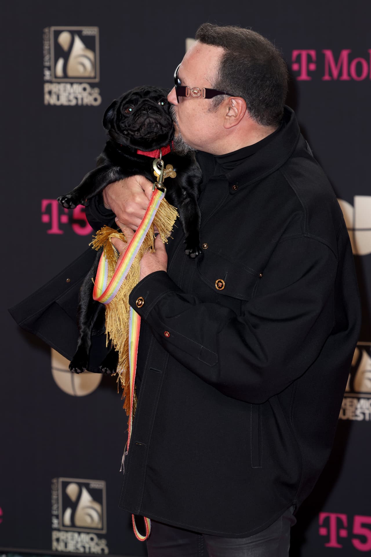 Pepe, cantante de regional mexicano, se robó la atención de los reflectores al presumir a su pequeño pug color negro, que lleva por nombre Gordo.