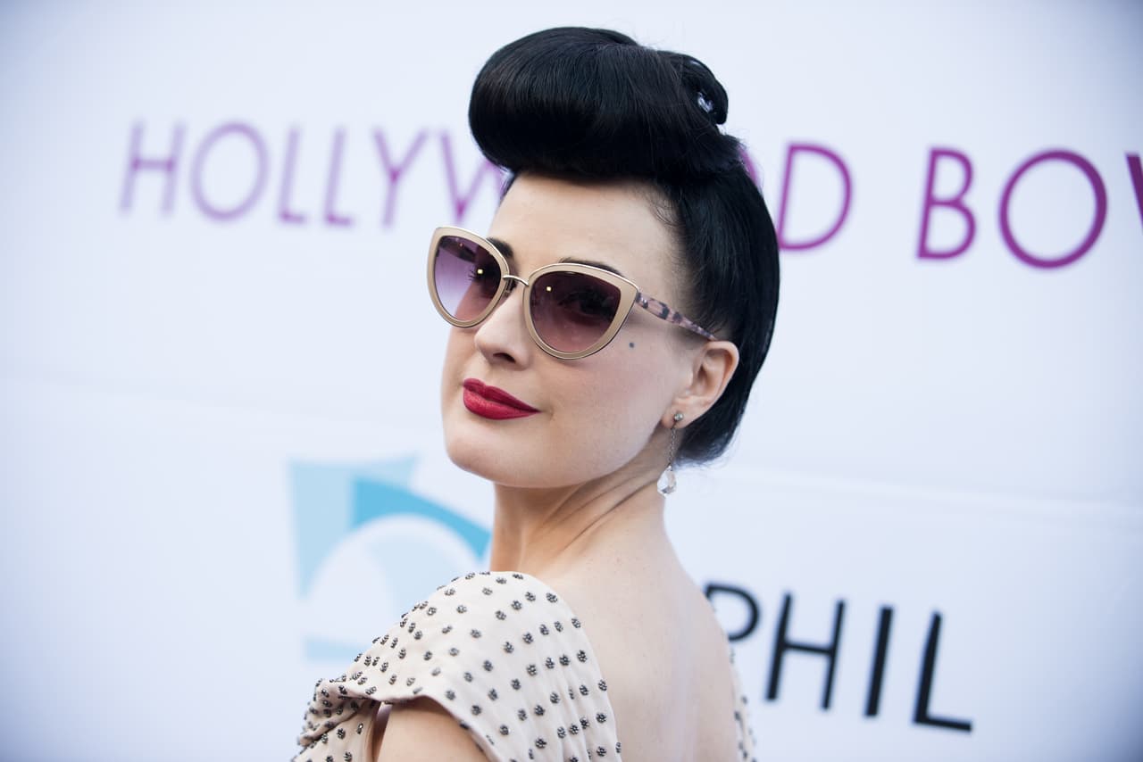 Fue pionera del movimiento Pinup, dandole un estilo retro a su estilo y atuendos.