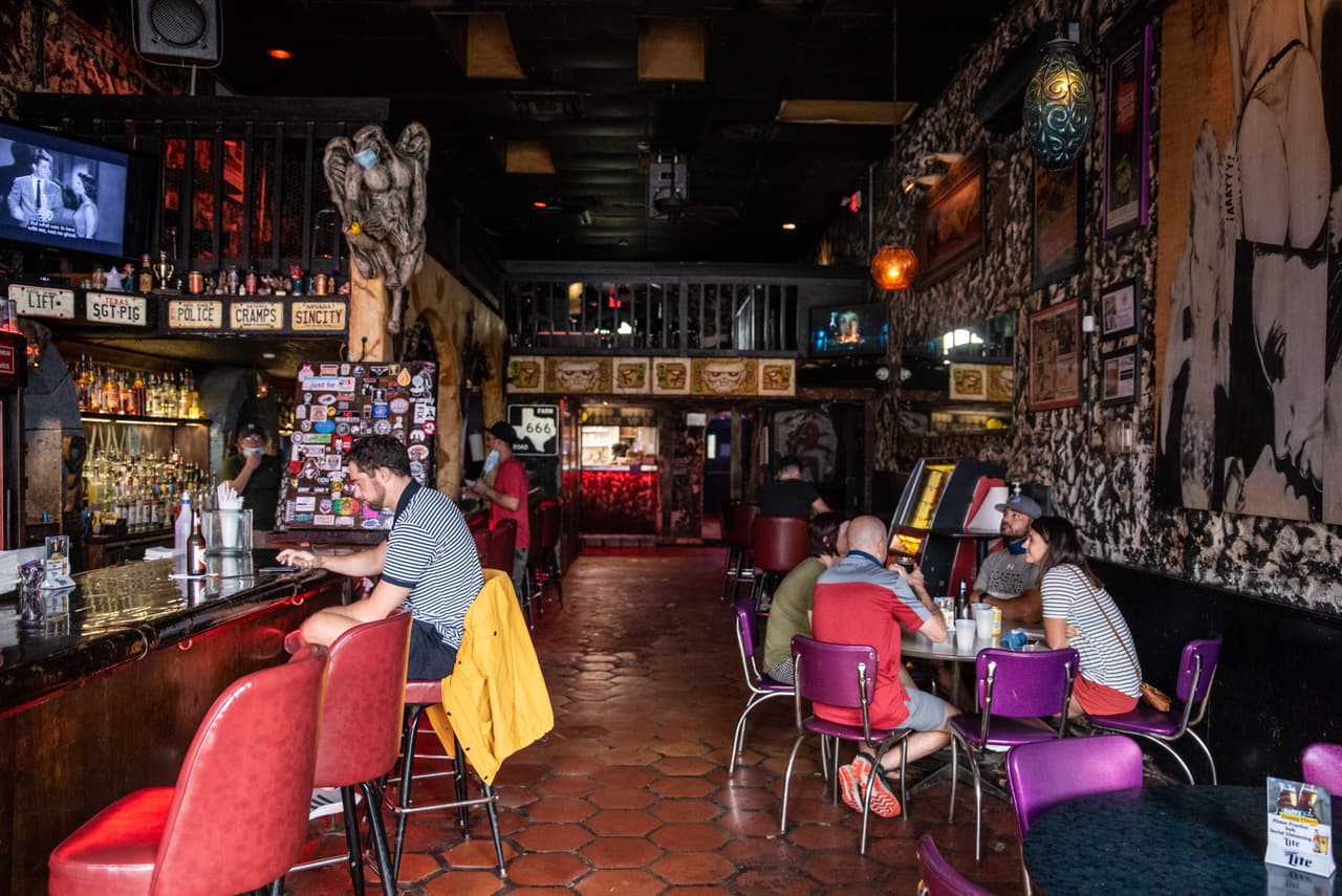 <b>Para personas parcialmente vacunadas o no vacunadas </b>
<br>En las etapas 4 y 5, todas las personas vacunadas parcialmente o no, independientemente del riesgo, deben evitar la mayoría de las actividades a menos que sean esenciales.