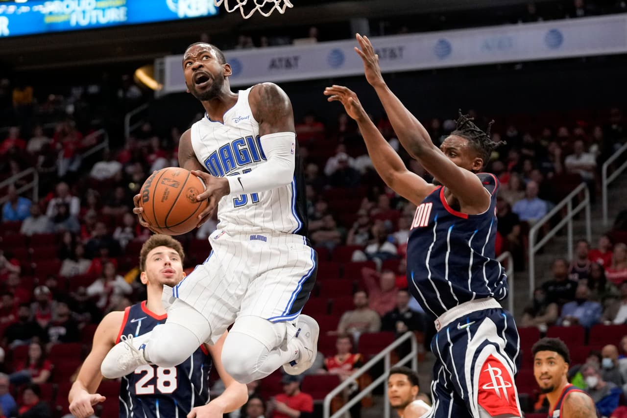 El escolta de los Orlando Magic, Terrence Ross, se impone sobre los jugadores de los Rockets.