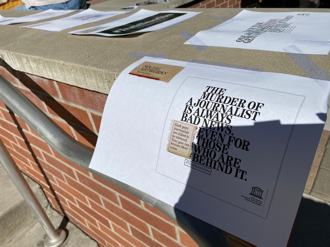 Cuando muere un periodismo se puede hacer un minuto de silencio o mucho ruido, se lee en uno de los carteles expuestos en español.