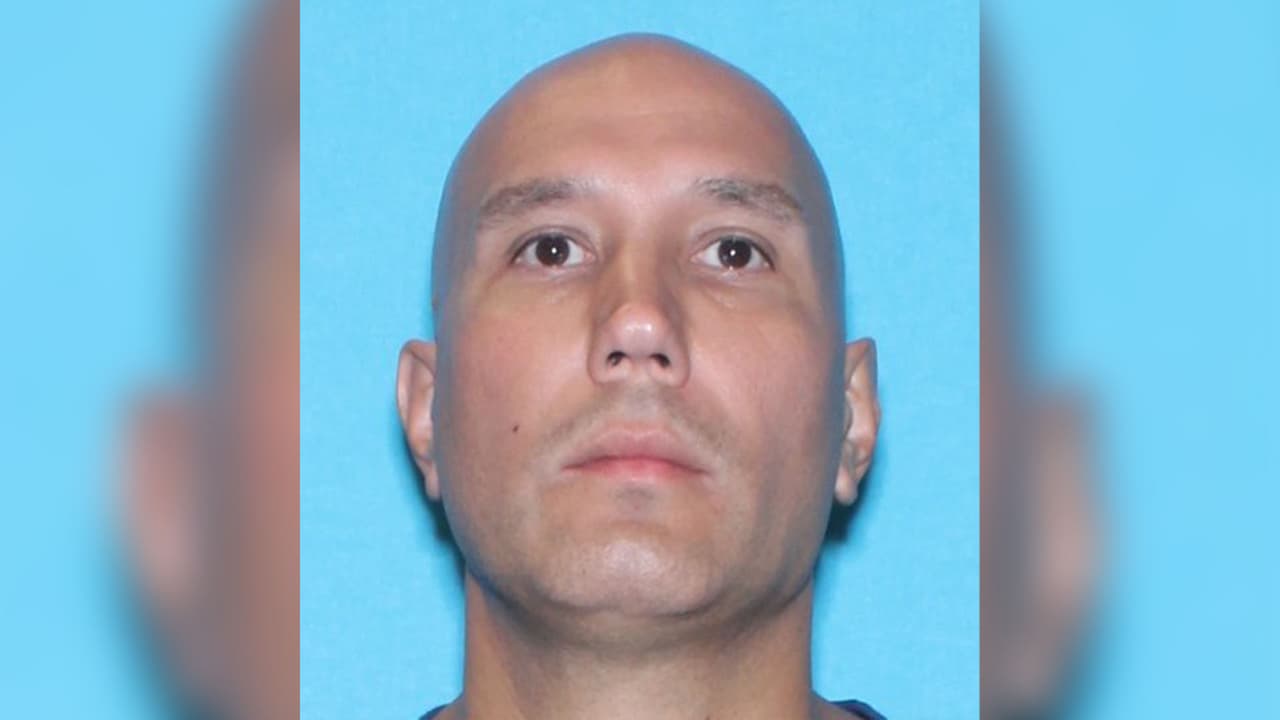 Agustín Michael Peña, 47 años, acusado de lesiones y agresión sexual con agravantes. Mide 6 pies 4 pulgadas, pesa 208 libras, Última ubicación conocida: Houston, Texas.