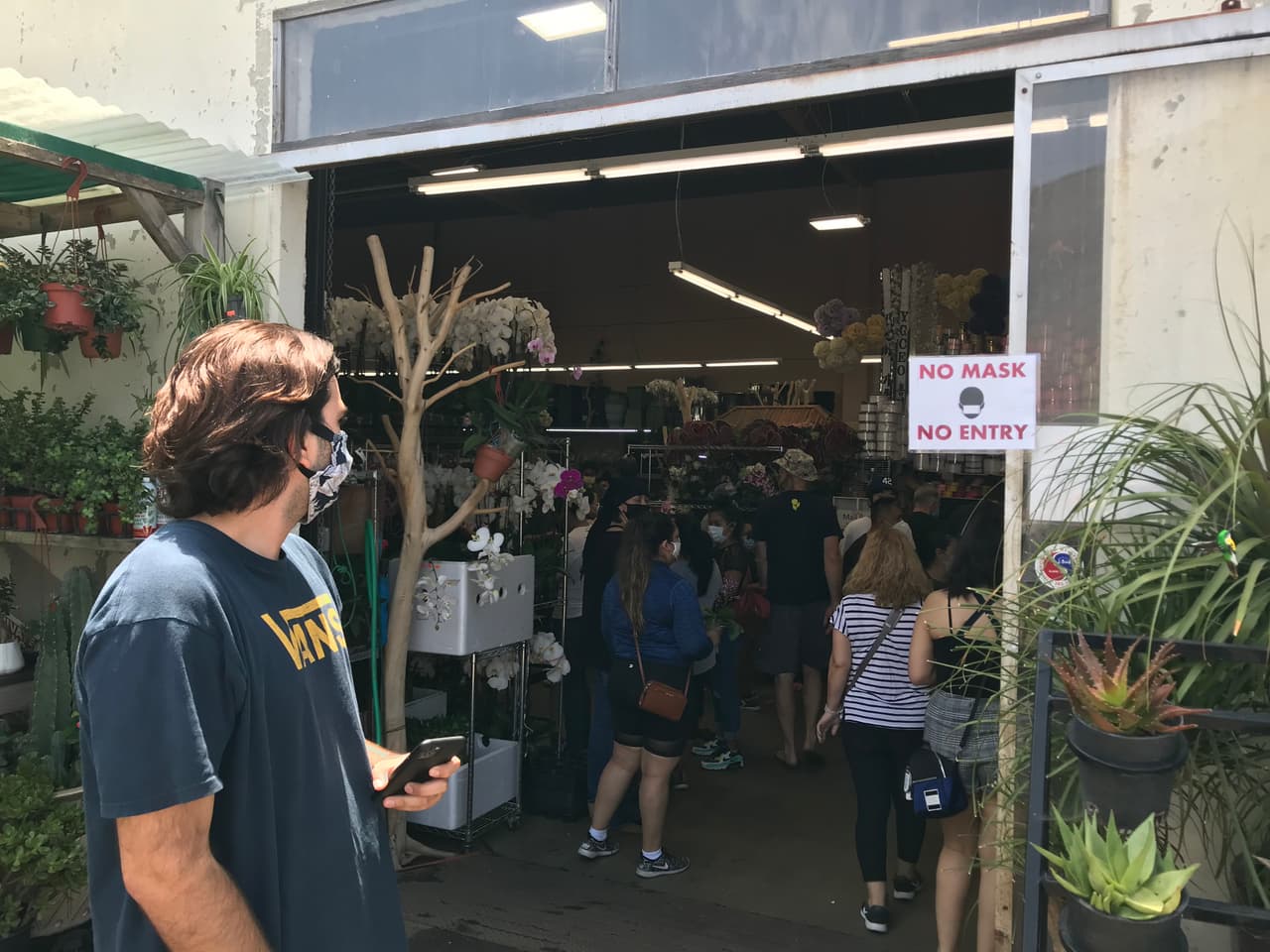 "No máscara, no entrada", así recibieron los 200 locales del Distrito de las Flores en Los Ángeles a cientos de compradores durante le fin de semana del Día de la Madre.