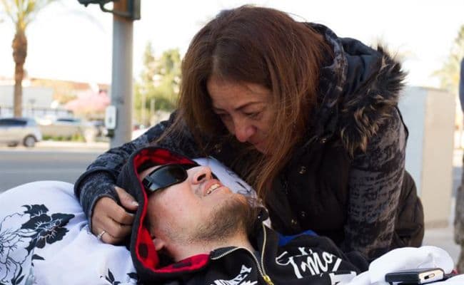 "No quiero volverme una carga más para este país": un joven discapacitado se presenta ante ICE para evitar la deportación de su madre