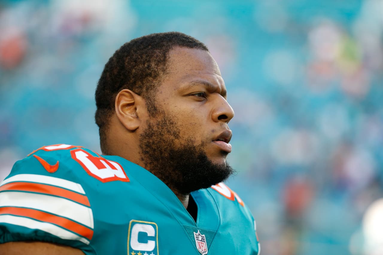 DE Ndamukong Suh: Tras tres temporadas en Miami, los Dolphins decidieron cortarlo. Aún se desconoce su nuevo equipo.