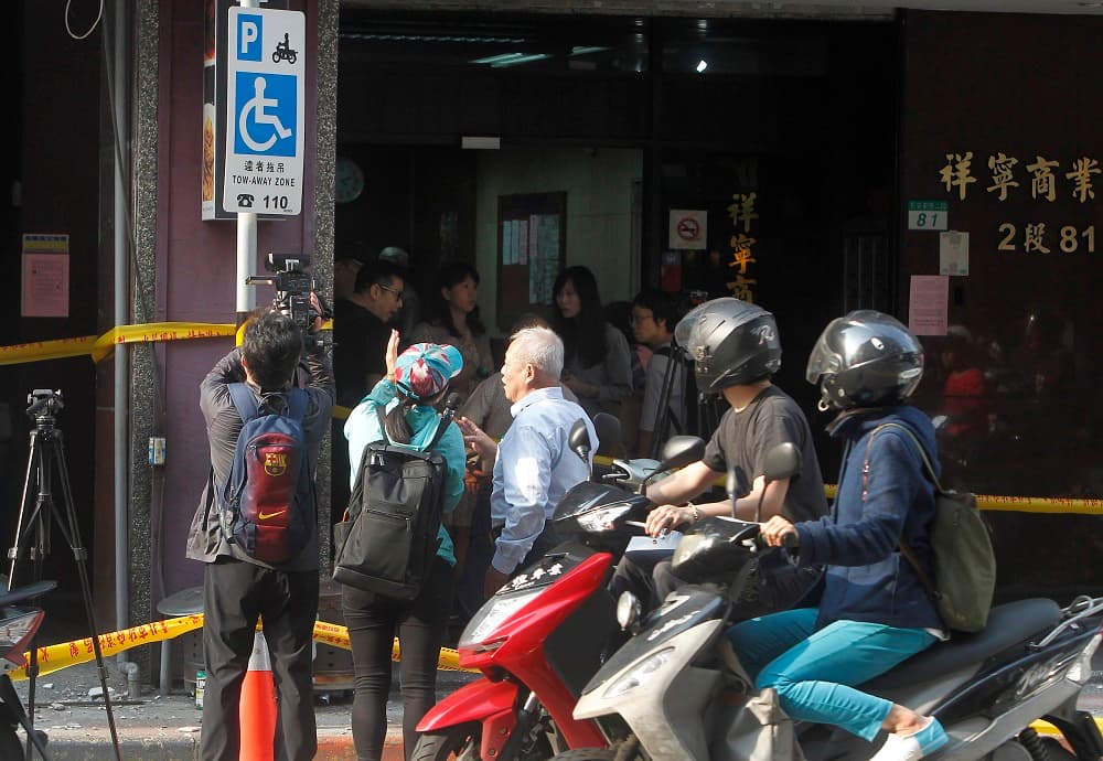 Las escuelas de la costa este se evacuaron, con los niños sosteniendo las mochilas sobre la cabeza a modo de protección. Imágenes de televisión mostraban al menos un deslave en una zona poco poblada.
<br>