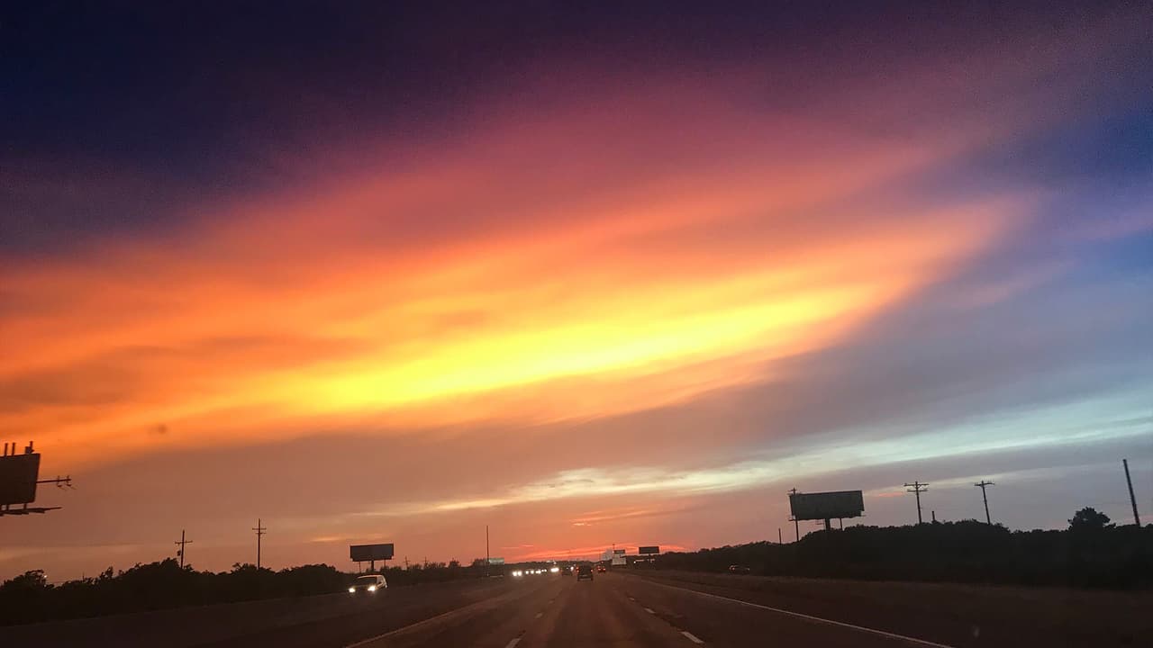 Además de la tormenta, el jueves se emitió un aviso por tornado en el condado Galveston.