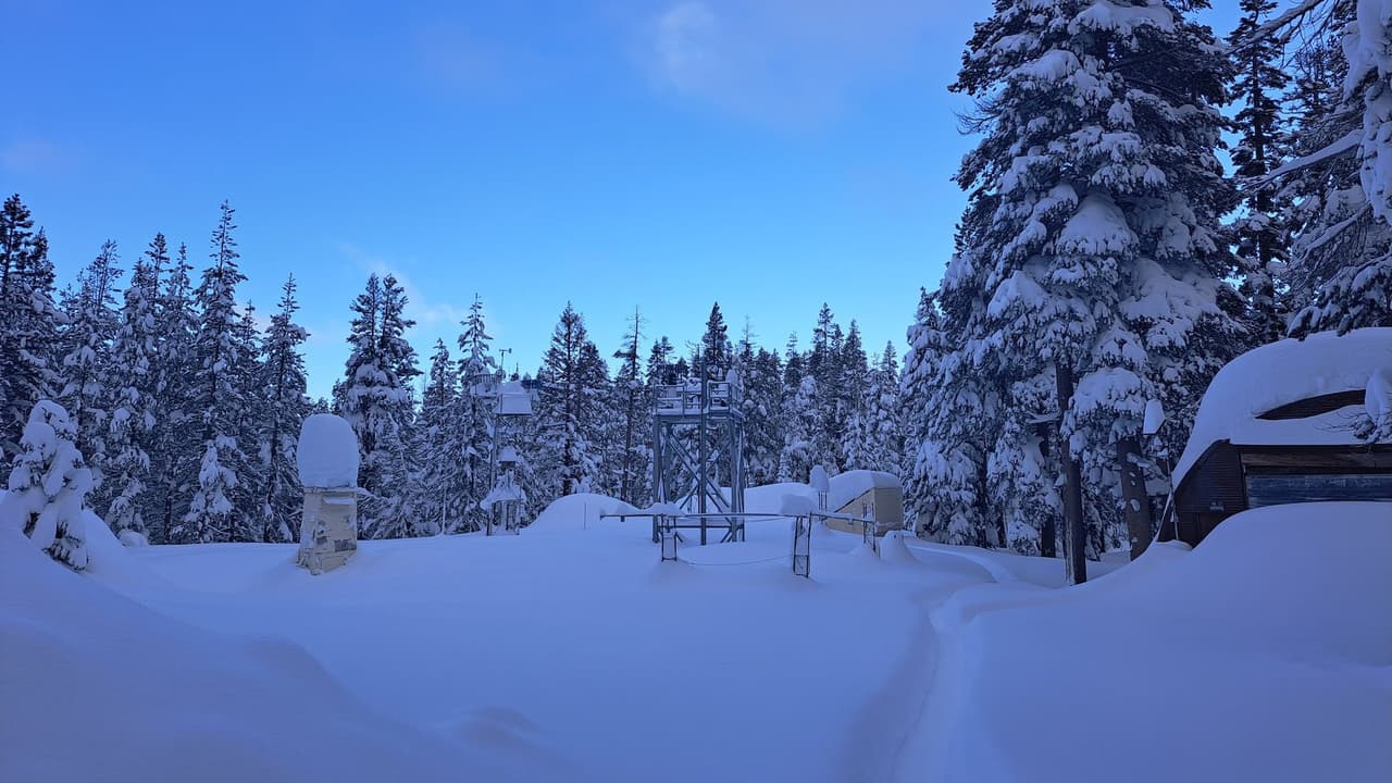 Tan sólo el fin de semana se registró la caída de 
<b>49.6 pulgadas de nieve </b>en la región montañosa, según el laboratorio de nieve de UC Berkeley Central Sierra.