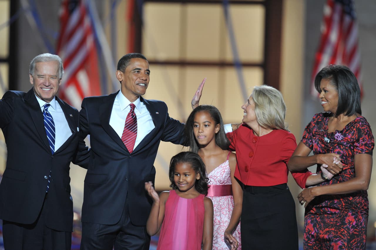 Desde esos primeros días de la Convención, no solo Michelle Obama resaltó con su capacidad sencilla de demostrar estilo. Las dos pequeñas siempre de vestidos impecables sedujeron a todos con su gracia. Aquí, las dos chiquillas en el centro de la foto que conmemora ese día en el que Barack Obama aceptó oficialmente ser el candidato del Partido Demócrata en frente de 75 mil seguidores. ( PAUL J. RICHARDS/AFP/Getty Images)