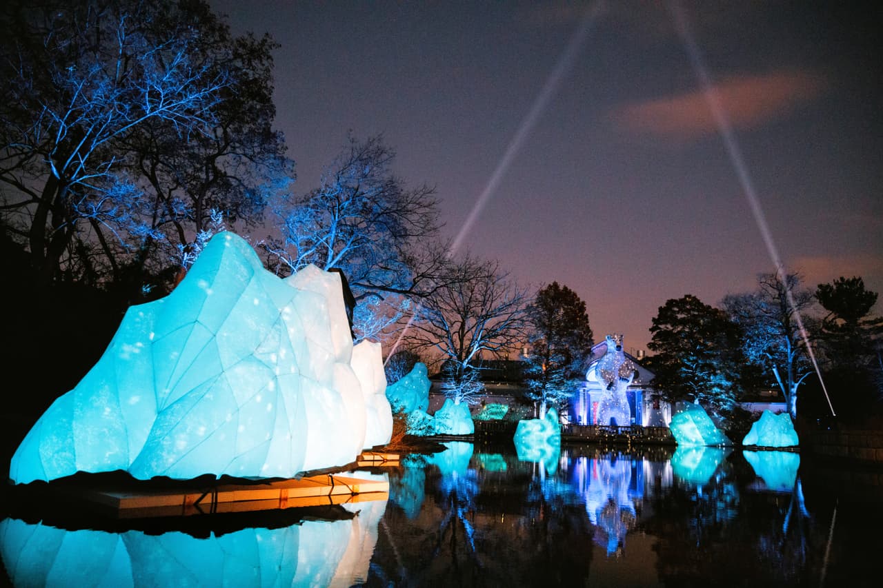 Dos años después, una nueva pantalla envolvente transforma el paisaje del zoológico en un espectáculo nocturno de música y luz multimedia. Las luces y los sonidos danzantes en todas partes ilusiones de animales (¡y árboles!), cobran vida. Una bandada de flamencos de plástico forma un árbol de 25 pies de altura, una enorme exhibición de oso polar transmite la magnificencia de nuestro planeta y las cuatro estaciones organizan su propia fiesta. La comida de temporada, los artistas en vivo, el chocolate caliente y las bebidas para adultos prometen un espíritu festivo.
<br>
<br>Dónde: Philadelphia Zoo, 3400 W. Girard Avenue
<br>