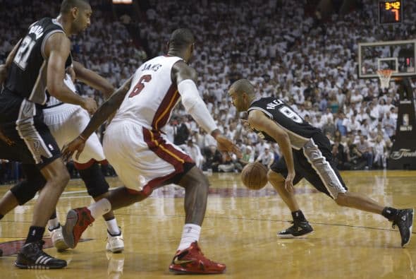 Habrá séptimo juego entre los Spurs y los Heat (30 fotos) ¡Locura total! Un juego electrizante, inolvidable, donde ambos equipos dieron una demostración inolvidable en el American Airlines Arena, manteniendo en vilo a los fanáticos en San Antonio y en Miami, primero durante los 48 minutos regulares y después en los 5 minutos de OT. .Tim Duncan, con una clásica demostración durante todo el partido, anotó más tantos en la primera mitad que la combinación de los 3 de Miami, Wade-James-Bosh 25/21, facilitando que los Spurs dominaran al Heat hasta comenzar el cuarto período, cuando Miami llevo a cabo un cambio de jugadores. Cuando solo faltaban 5 segundos para coronarse campeones los San Antonio Spurs, el incomparable Ray Allen empató el partido con un tiro de 3 puntos, forzando el OT. Con 1:43 en el reloj, LeBron James (triple/doble, 32 puntos, 11 asistencias y 10 rebotes) encaramó al Heat 101-100, y al concluir el OT, de nuevo Allen realizó una formidable jugada defensiva, dando dos puntos más al Heat, que terminó, a pesar de los umpires y para desconcierto de los comentaristas que daban el cetro a San Antonio, 103-101 sobre los Spurs. .