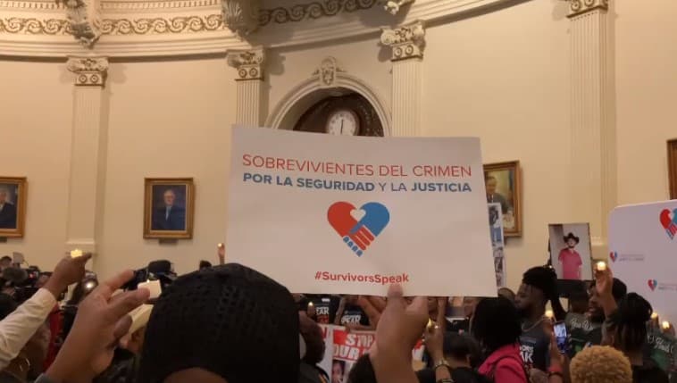 Miembros de la organización Sobrevivientes del Crimen por la Seguridad y la Justicia (CSSJ por sus siglas en inglés) instaron a los legisladores ampliar el apoyo a las víctimas y hacer que las comunidades sean más seguras.