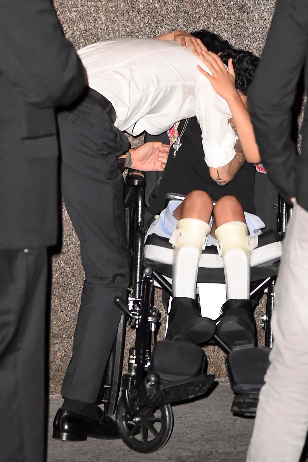 Se despidieron con este largo abrazo.