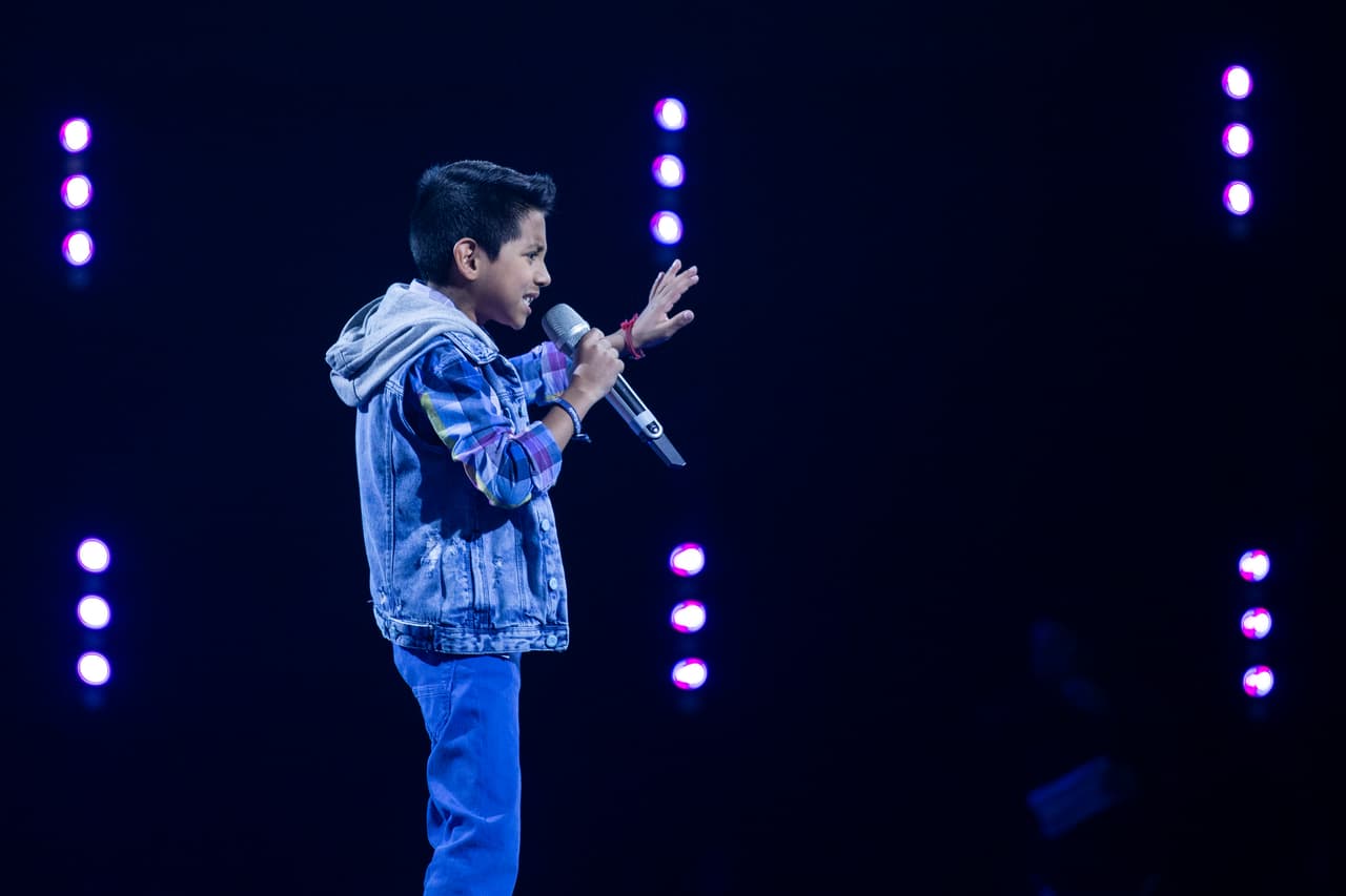 El primer duelo de canto estuvo a cargo de Ángel Daniel de 9 años y Lilian de 11 años. Ambos impresionaron a los jueces con sus potentes voces, pero al final decidieron que el pequeño originario de Monterrey se quedara en Pequeños Gigantes 2020. Ángel Daniel interpretó 'El color de tus ojos'.