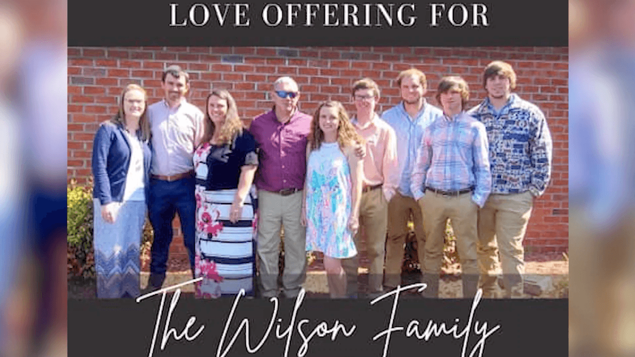 Mueren cuatro adolescentes al chocar contra camión que iba a exceso de velocidad en el condado de Pitt