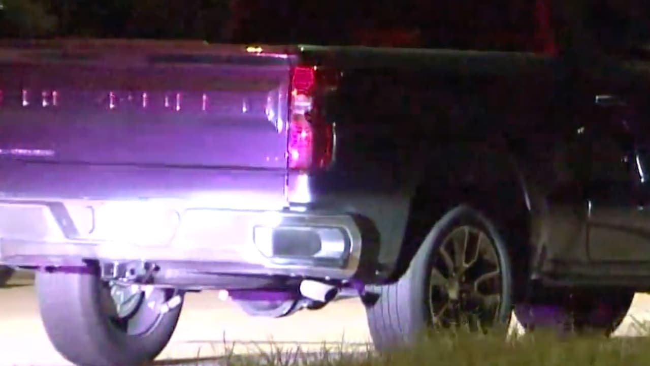 La mujer fue atropellada por dos vehículos y falleció en la escena.