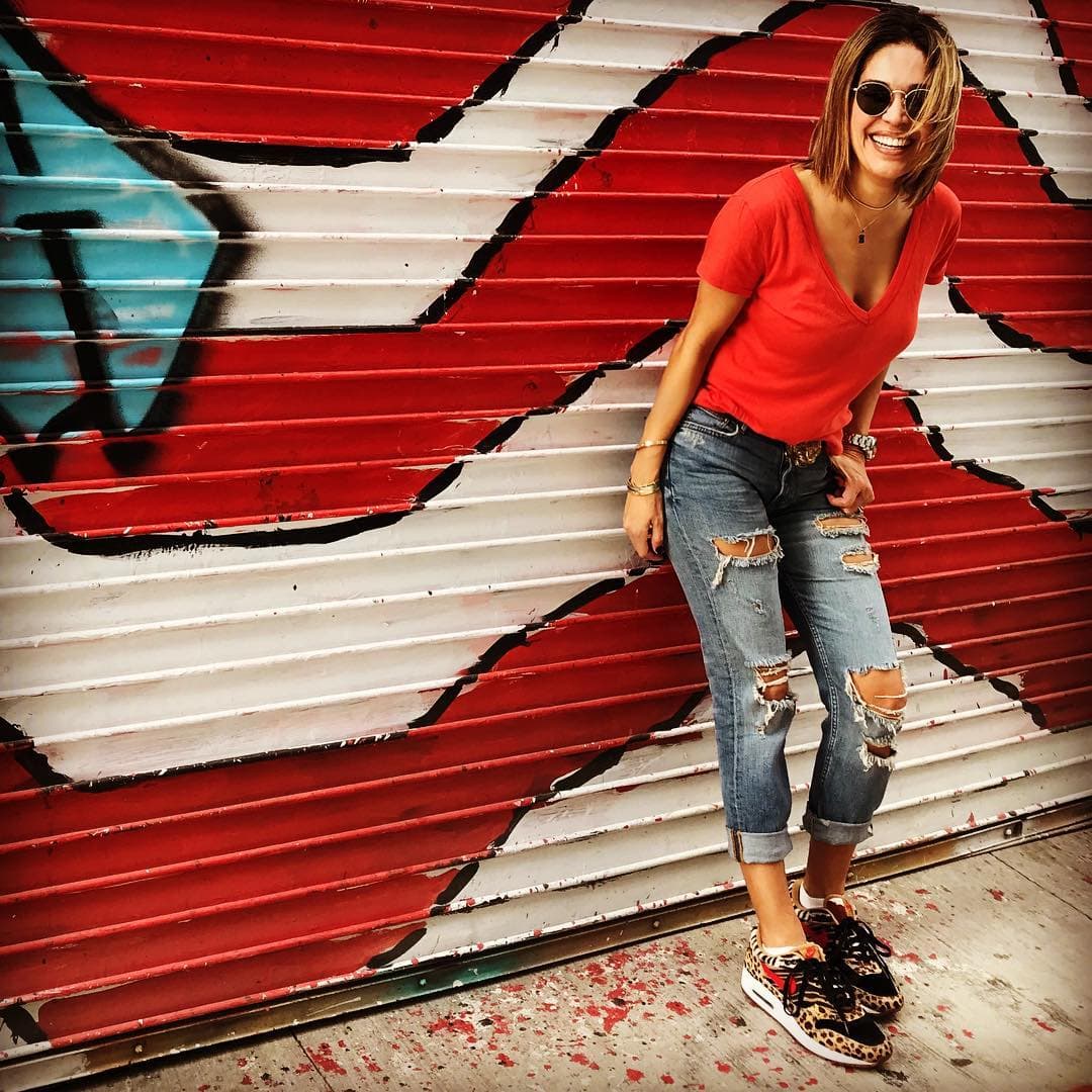 Karla también se ha divertido modelando en las calles de Miami con atuendos más urbanos como el que vemos en esta imagen. Hasta con jeans rotos, playera, tenis y lentes se ve espectacular.