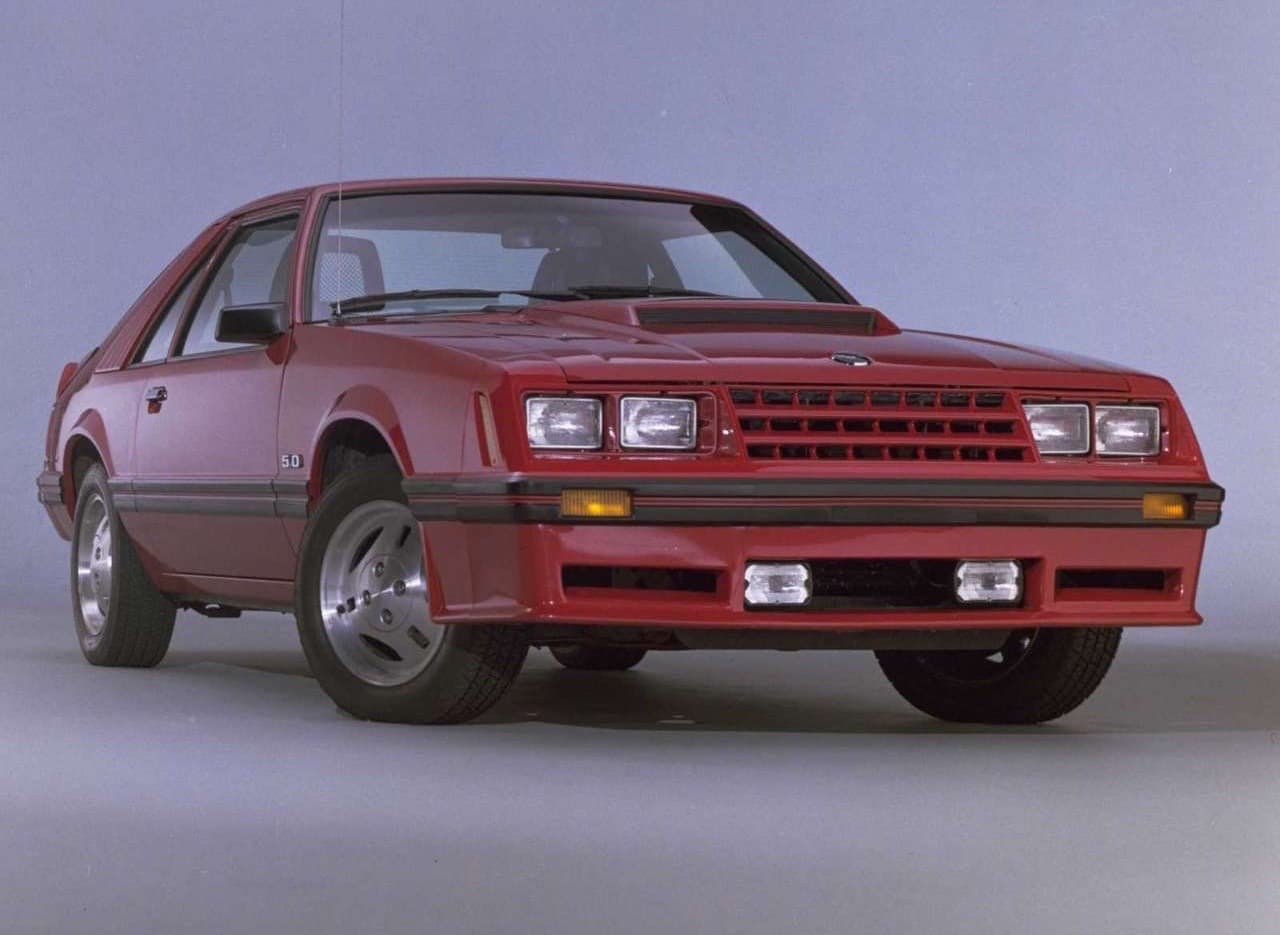 En 1982
<b>regresó el Ford Mustang GT c</b>on un motor V8 de 5.0 litros de desplazamiento con prestaciones más agresivas que la de los tímidos motores del pasado reciente, que le proporcionaba al Mustang 159 caballos de fuerza, potencia que hoy parece risible pero que en aquellos días era definitivamente importante. Este acontecimiento marcó una guerra por la potencia, que no se ha detenido desde entonces y por supuesto, la carrocería elegida para el Mustang GT fue la
<i>fastback</i>.