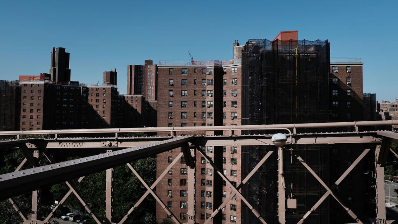 Ciudad de Nueva York ofrece ayuda para congelar pago de rentas a adultos mayores