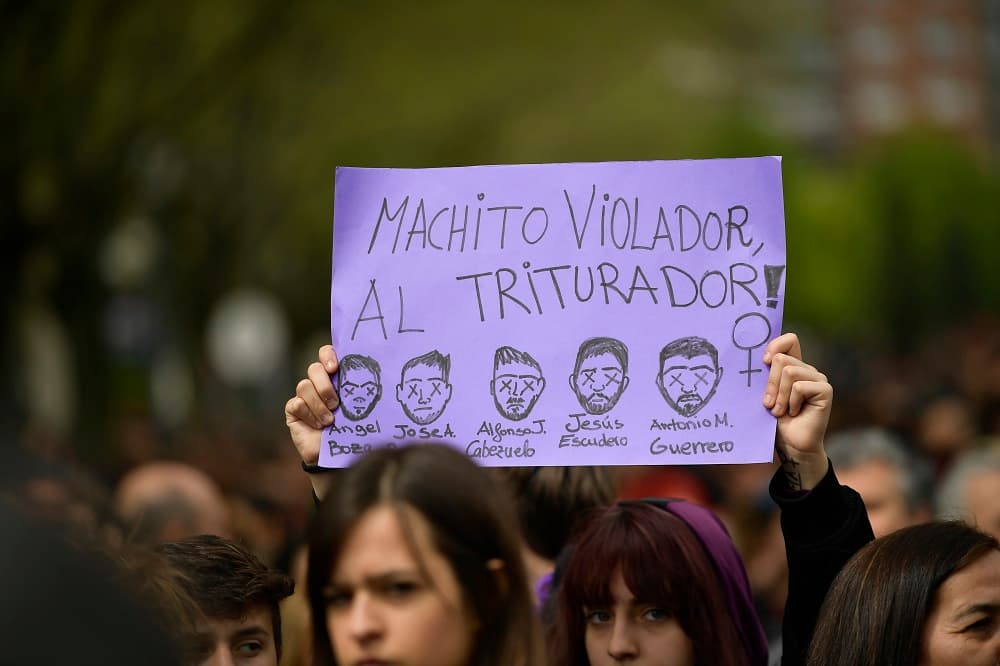 Fue violación grupal y no abuso: un fallo judicial eleva la pena a 'la Manada' que obligó a una joven a tener sexo