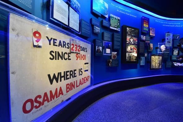Trabajadores de la Autoridad Portuaria recorren el National September 11 Memorial Museum.