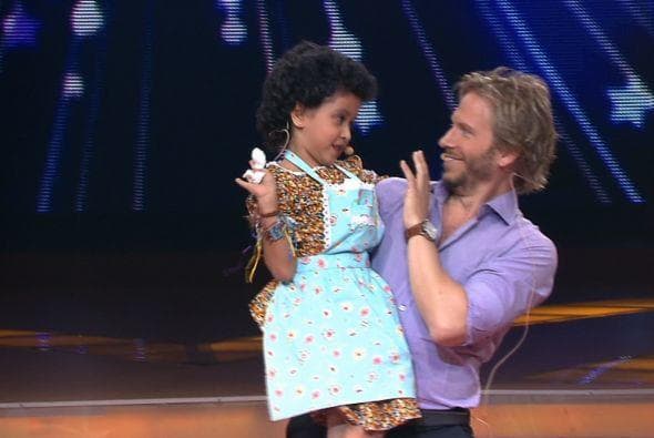 Ana Celeste llegó al escenario pidiendo ayuda porque estaba a punto de desmayarse, por lo que inmediatamente Noel la apoyó, pero en eso apareció su hijo Albertano, quien le impidió que cayera en los brazos del galán.