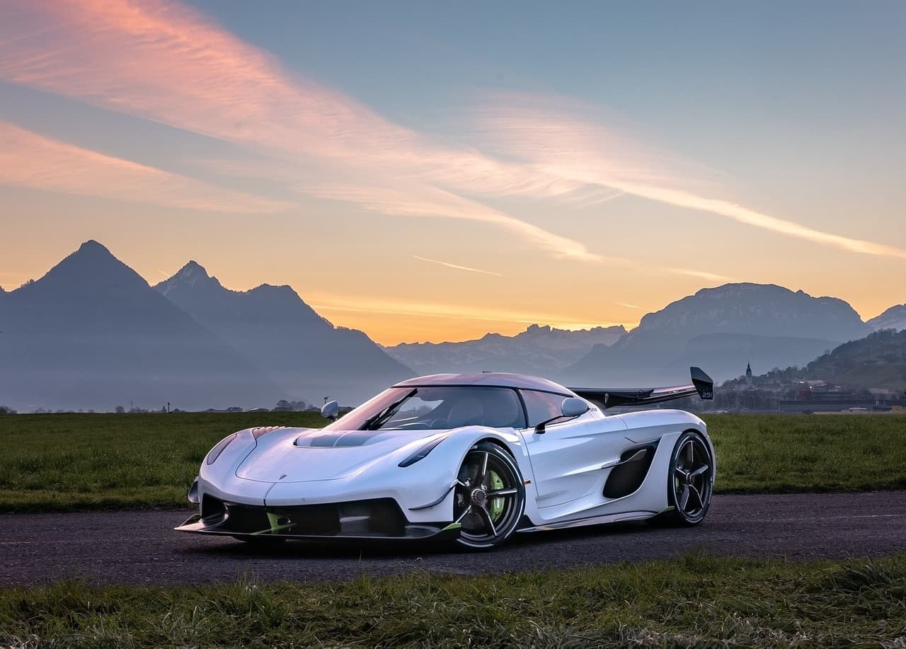 <h3 class="cms-H3-H3"><b>17. Koenigsegg Jesko</b></h3>
<br>
<br>
<b>Precio:</b> 2.8 millones de dólares
<br>
<br>Su motor es un V8 twin-turbo de 5.0 litros que produce hasta 1,600 hp y 1,106 lb-pie de torque cuando se emplea combustible E85, pero con gasolina regular su potencia desciende hasta 1,280 hp. Éste reemplaza al ya anticuado pero espectacular Koenigsegg Agera RS. El monocasco de fibra de carbono que aloja la cabina es más largo y ancho que el de su predecesor, ofreciendo más espacio para los ocupantes.