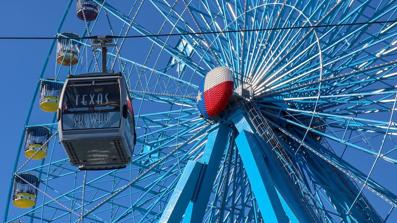 <b>Miércoles de “Feed the Need”</b>
<br>El 1, 8 y 15 de octubre, lleva cinco latas de comida antes de las 5:00 p. m. y tu boleto cuesta $7. Además de ahorrar, ayudas al banco de alimentos.
<br>
<b>Jueves de Adultos Mayores </b>
<br>Personas de 60 años o más pagan $7 en taquilla o $9 en línea los jueves 2, 9 y 16 de octubre. 
<br>
<b>Martes de Midway </b>
<br>La mayoría de los juegos mecánicos cuestan 4 cupones y los infantiles 3. Perfecto para que los niños disfruten más con menos. 
<br>
<b>Thrifty Thursdays – comida con descuento </b>
<br>Cada jueves, varios puestos ofrecen porciones o precios especiales. Busca los letreros con la promoción. 
<br>
<b>Cupones de McDonald’s </b>
<br>En restaurantes participantes encontrarás vales con $5 de descuento. Solo uno por persona.