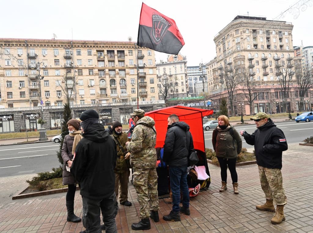 En medio del terror de la guerra y las evacuaciones masivas, otros se detienen en el centro de Kiev para inscribirse como voluntarios en un batallón creado por el movimiento de extrema derecha 'Right Sector'.
