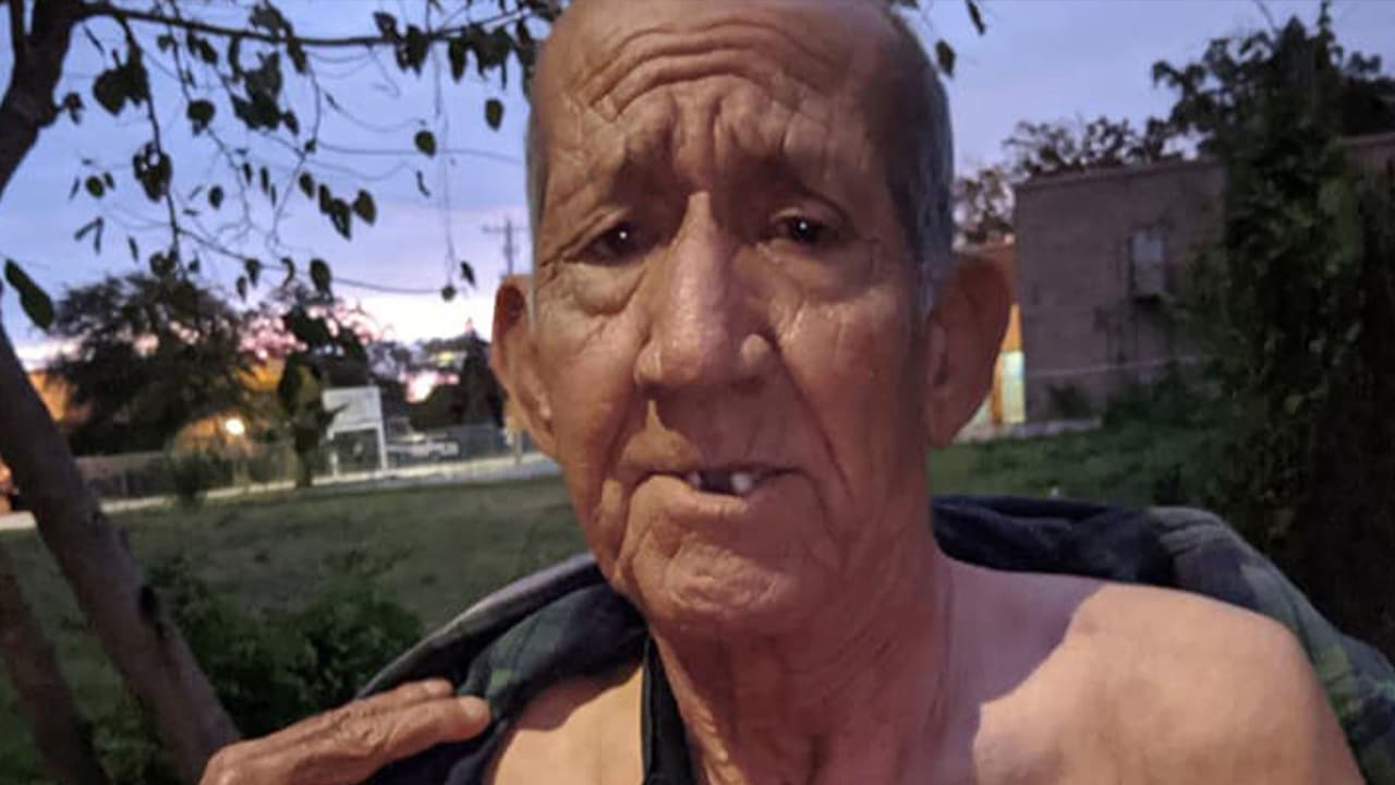 Emilio dice que se pasó un semáforo en rojo y el automóvil no tuvo oportunidad de esquivarlo.