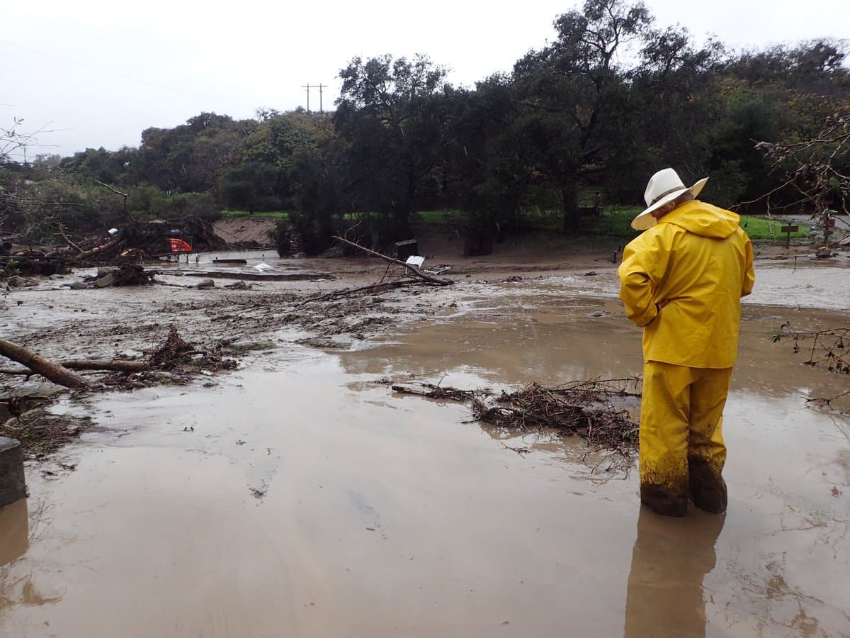 Las lluvias caídas en el condado de Santa Barbara originaron un torrente de agua y lodo que inundó el hotel rural El Capitan Canyon