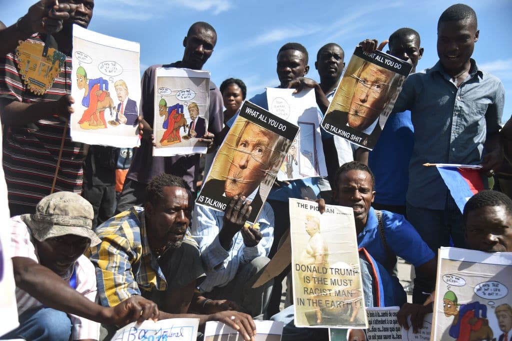 La comunidad haitiana está indignada con Trump y su gobierno que
<b><a href="https://www.univision.com/noticias/inmigracion/eeuu-cancela-el-tps-de-haiti-y-da-a-sus-beneficiarios-hasta-julio-de-2019-para-salir-del-pais">decidió poner fin al programa de Estatus de Protección Temporal (TPS)</a></b>, que concedía un permiso de residencia legal temporal en Estados Unidos a unos 60,000 haitianos.