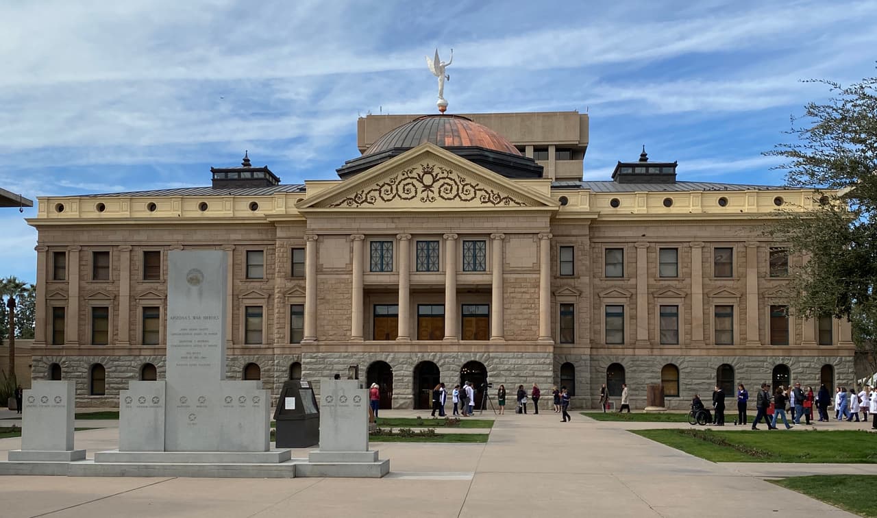 Coronavirus: Legislatura de Arizona suspende labores sin definir el voto por correo para todos los votantes registrados