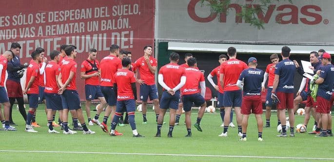 Chivas confirma un solo positivo y fechas de regreso al trabajo

