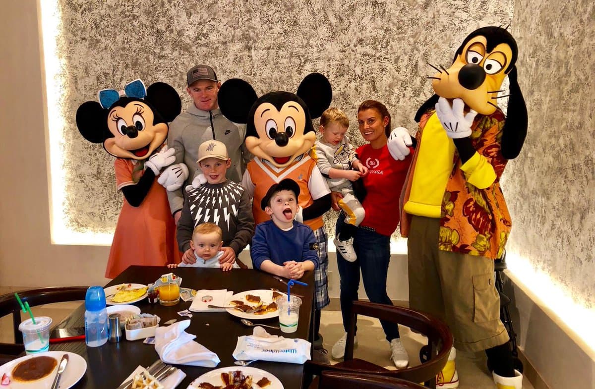 Wayne Rooney pasa de chico malo de Inglaterra a festejar Día de Acción de Gracias en EE.UU.