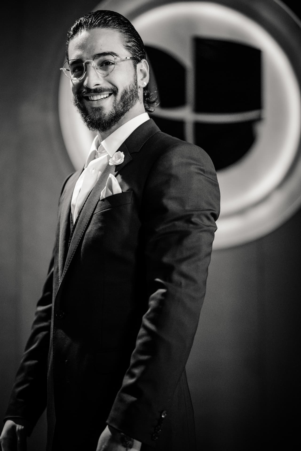 Maluma se caracteriza por tener un estilo glamuroso clásico que rompe con la estética tradicional de los reggaetoneros, que suelen preferir vestuarios más informales o recargados.