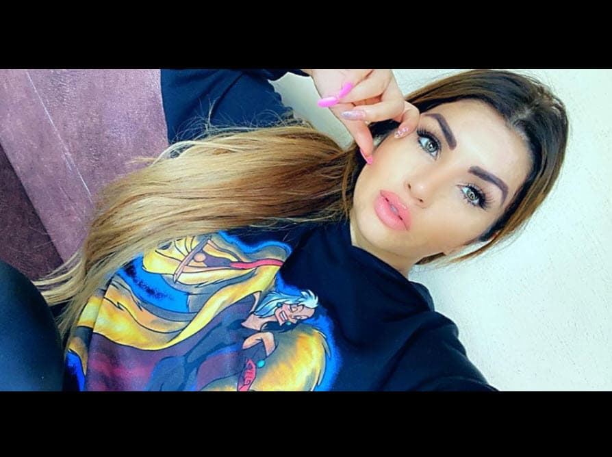 Para el cantante, el noviazgo podría ir más allá: "Ya me lo merecía, claro que siempre hay planes para todo,
<b> yo creo que 2021 será la boda</b>. Ustedes me van a acompañar a llevarle el anillo (de compromiso) y a pedir la fecha", dijo, según declaraciones publicadas en el diario 
<b><a href="https://www.razon.com.mx/virales/vicente-fernandez-jr-anuncia-boda-mariana-gonzalez-kim-kardashian-mexicana-406618" target="_blank">La Razón. </a></b>
<br>