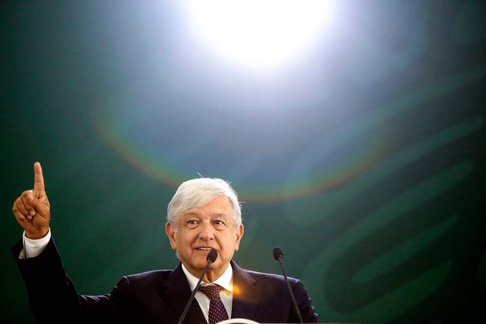 <b>ANDRÉS MANUEL LÓPEZ OBRADOR.</b> El nuevo presidente de México fue también seleccionado como uno de los líderes que está marcando al mundo. "AMLO esperó 12 años para ser presidente y tiene prisa por actuar. Pero antes o después se dará cuenta de que una sola persona no puede salvar México. Otros lo han intentado y han fracaso", escribe Jorge Ramos, presentador del Noticiero Univision en la revista.
