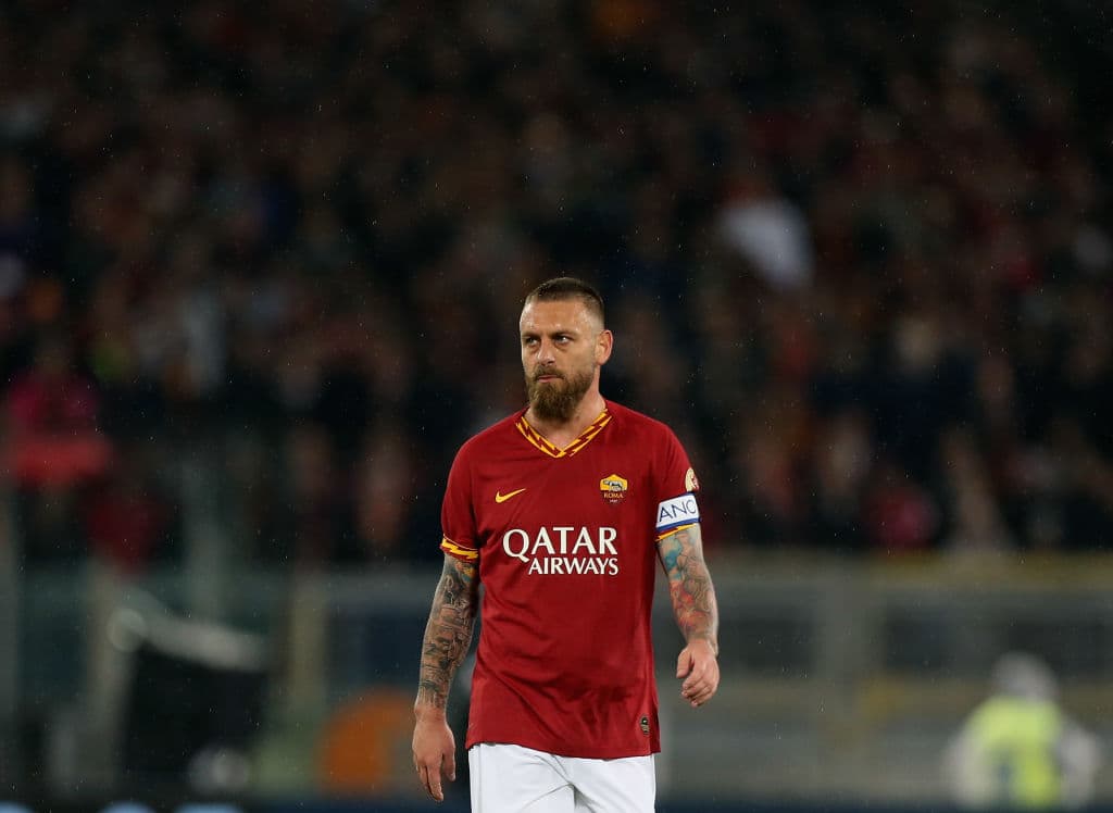 Daniele De Rossi ya tomó una decisión acerca de su futuro. Luego de anunciar su salida de la AS Roma, el único equipo de su carrera, y al no serle renovado el contrato que expiraba el 30 de junio, el mediocampista italiano seguirá en activo a sus 36 años y acepta la oferta de Boca Juniors, según informa la prensa italiana. De Rossi barajó seriamente la posibilidad de colgar las botas e incorporarse al sector técnico de la Federación Italiana, pero la presión del club argentino y en especial del director deportivo Nicolás Burdisso, que fue compañero suyo en la Roma entre 2009 y 2014, acabaron convenciéndolo. De Rossi jugará al menos hasta enero en el fútbol argentino y recibirá unos 500 mil euros.
<br>